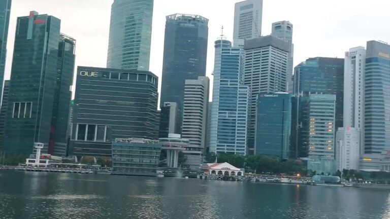 First Ever Floating APPLE STORE AND MARINA BAY SANDS VIEW | 4K